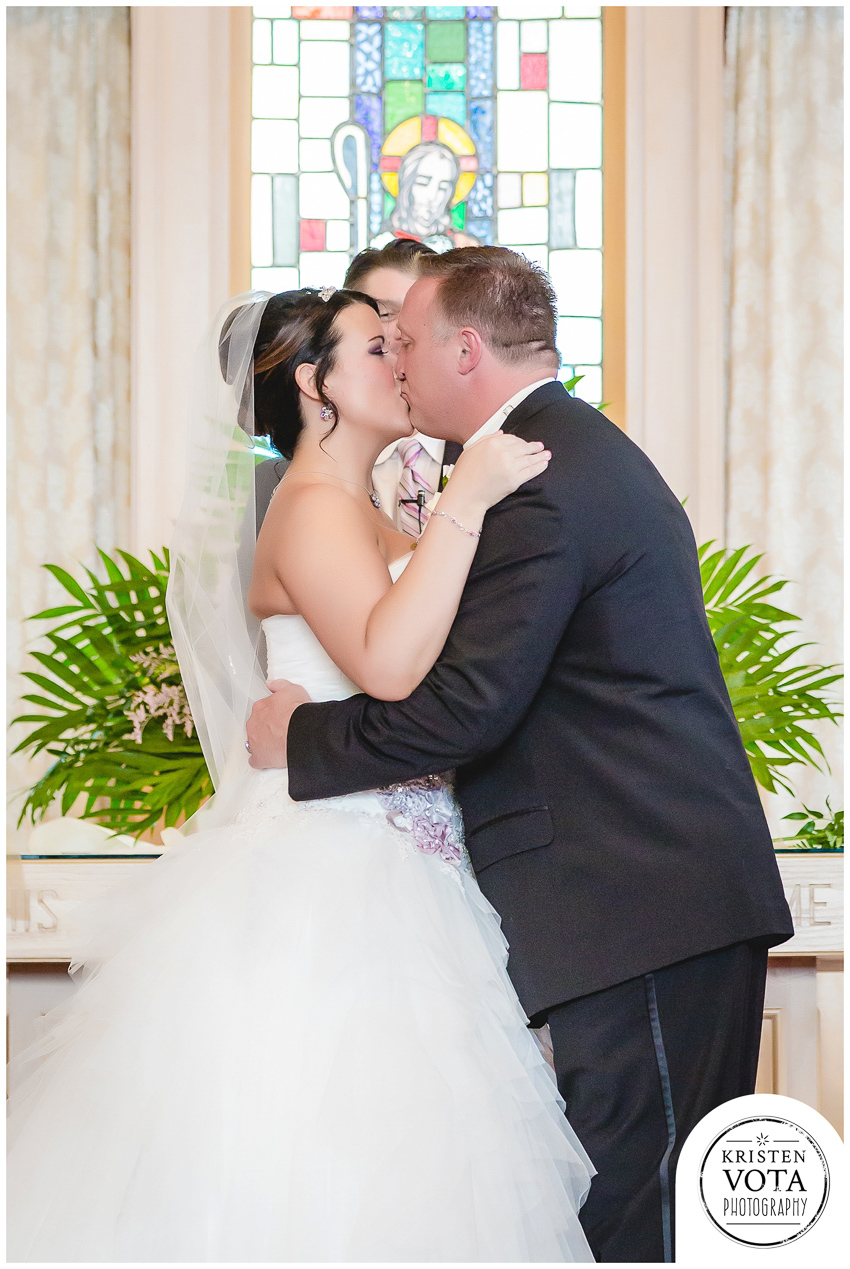Pittsburgh wedding photography United Presbyterian Church Ingram first kiss