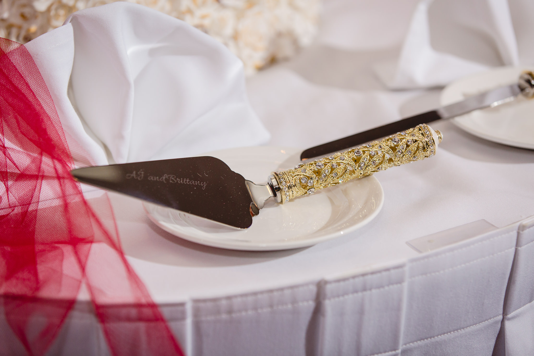 Gold details on the handle of the cake server at DoubleTree Pittsburgh Airport