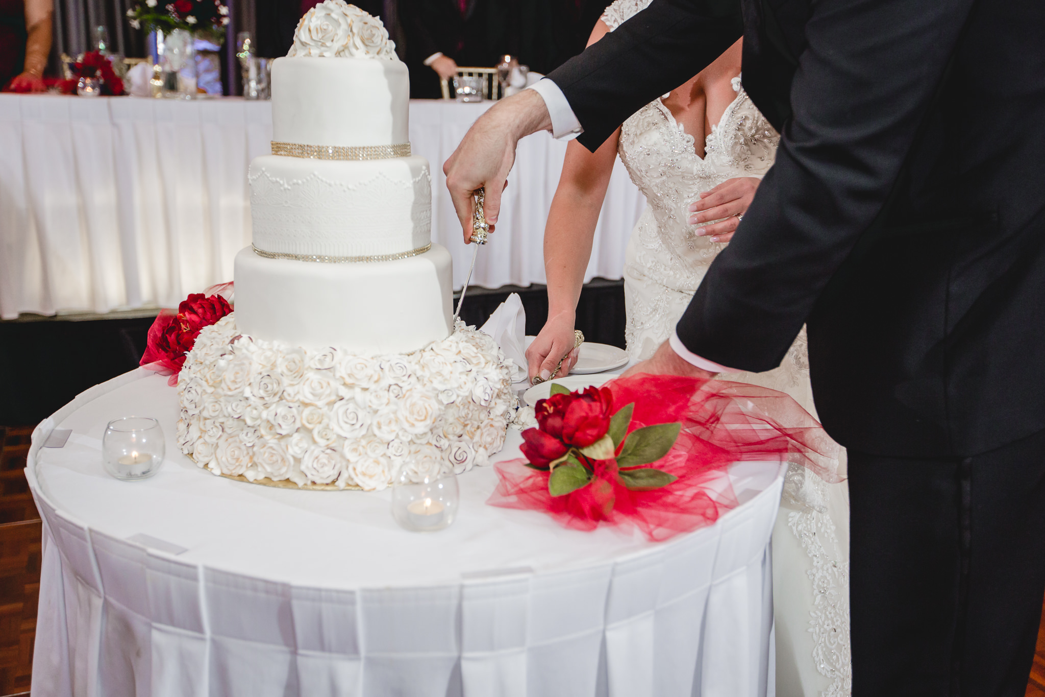 Newlyweds cutting the cake at DoubleTree Pittsburgh Airport