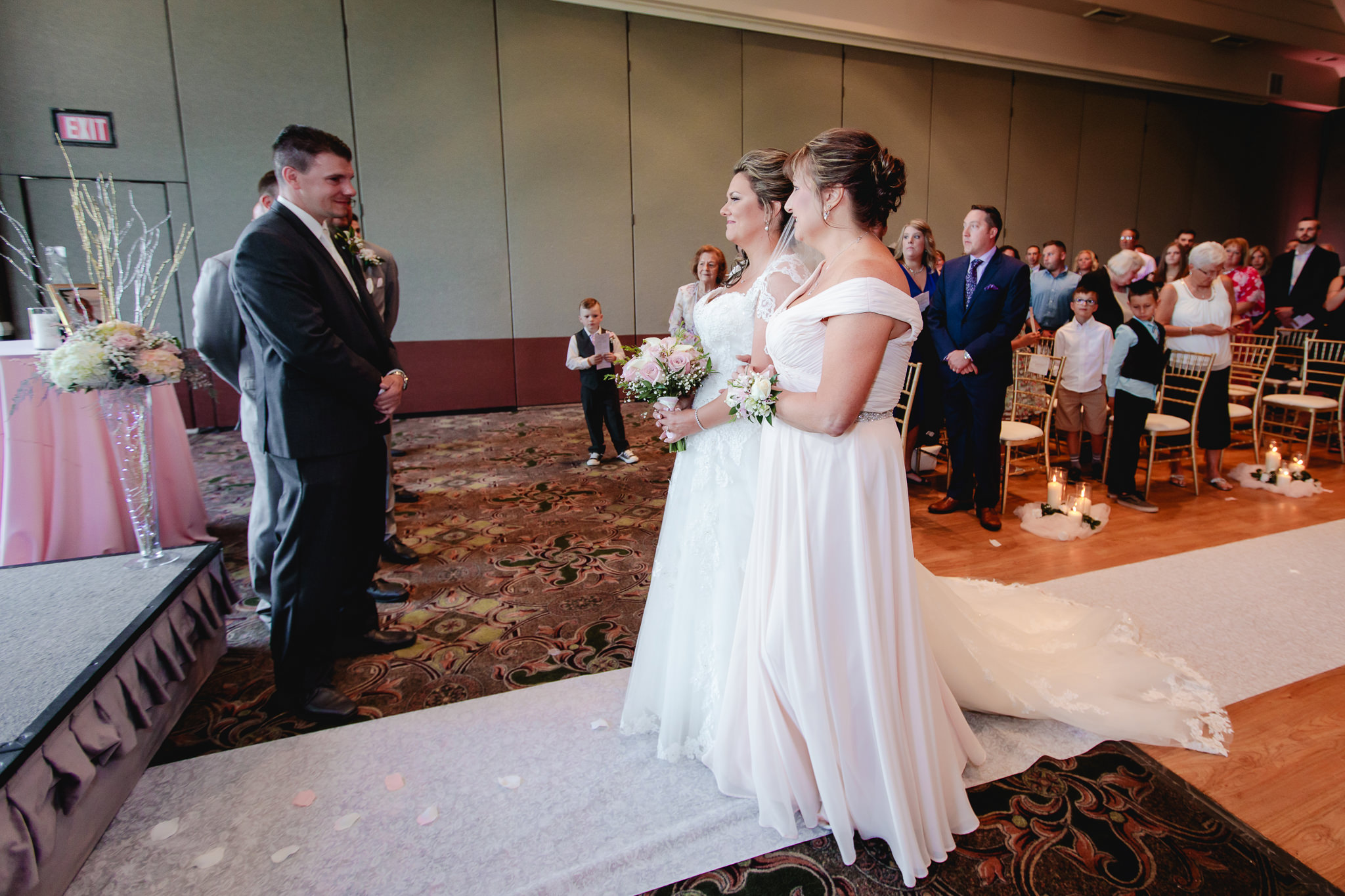 Bride's mom walks her down the aisle at Chestnut Ridge Golf Resort