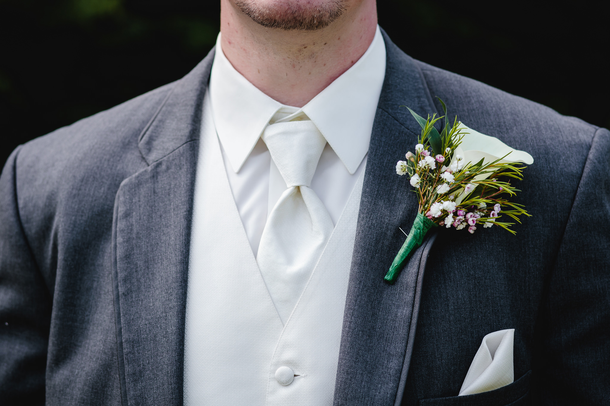 Groom's calla lily boutonniere at Chestnut Ridge Golf Resort