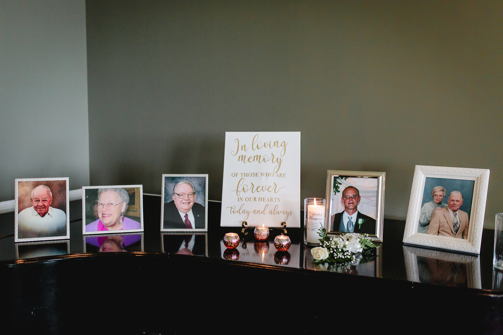 Memory table at a Chestnut Ridge Golf Resort wedding reception