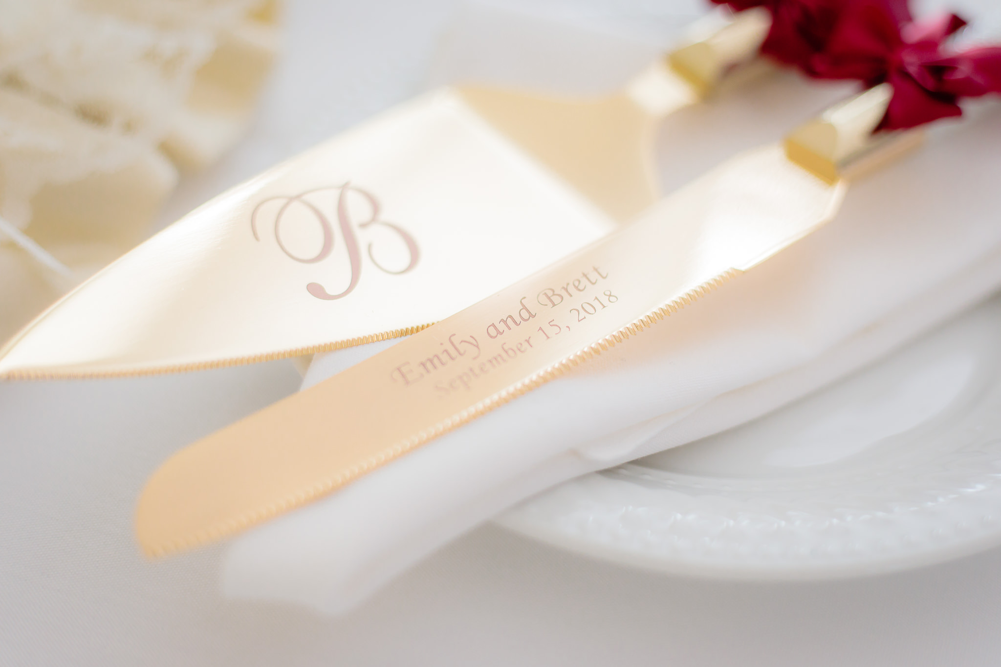 Engraved cake knife and server at a Greystone Fields wedding