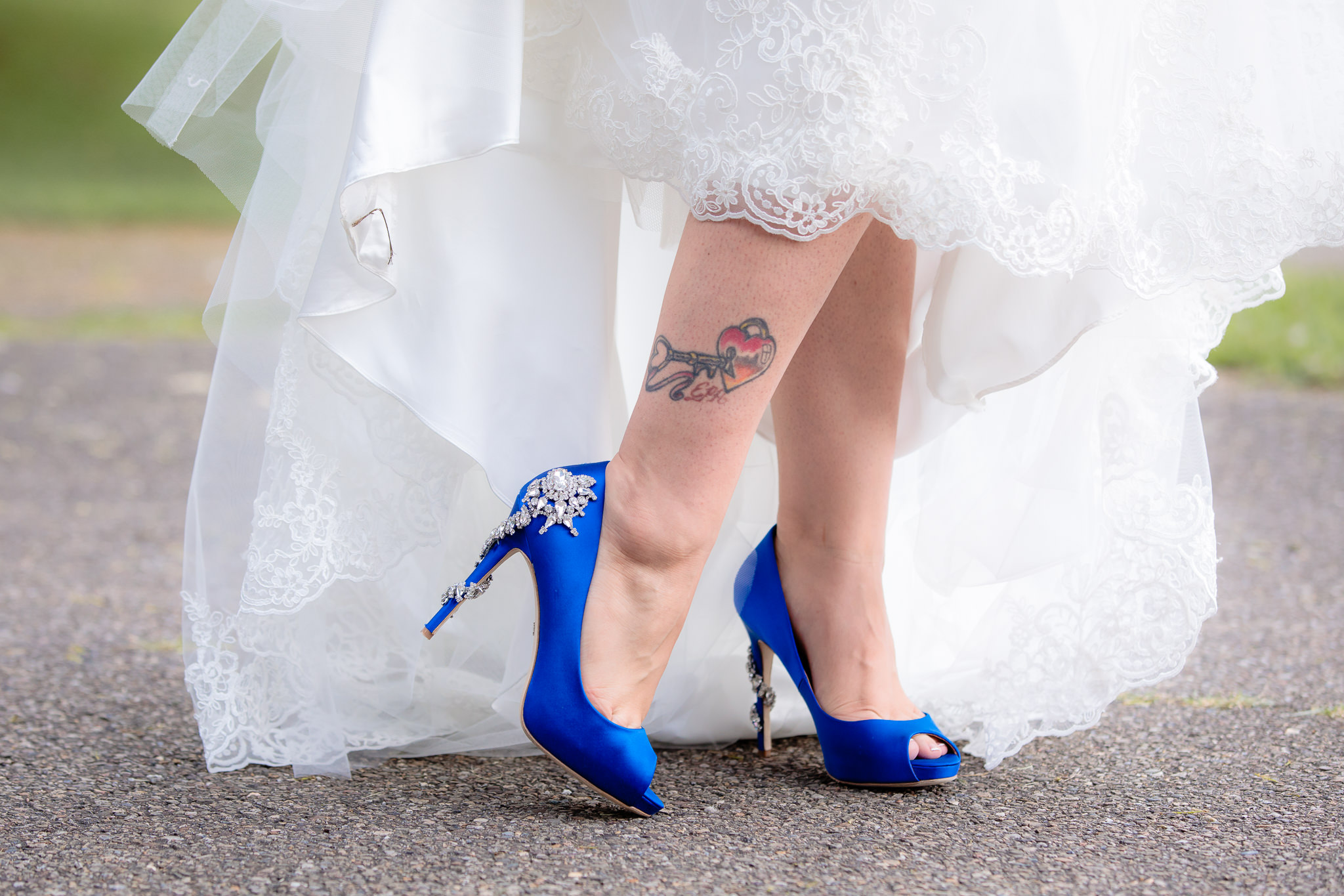 Bride shows off her royal blue Badgley Mischka wedding shoes before her National Aviary wedding