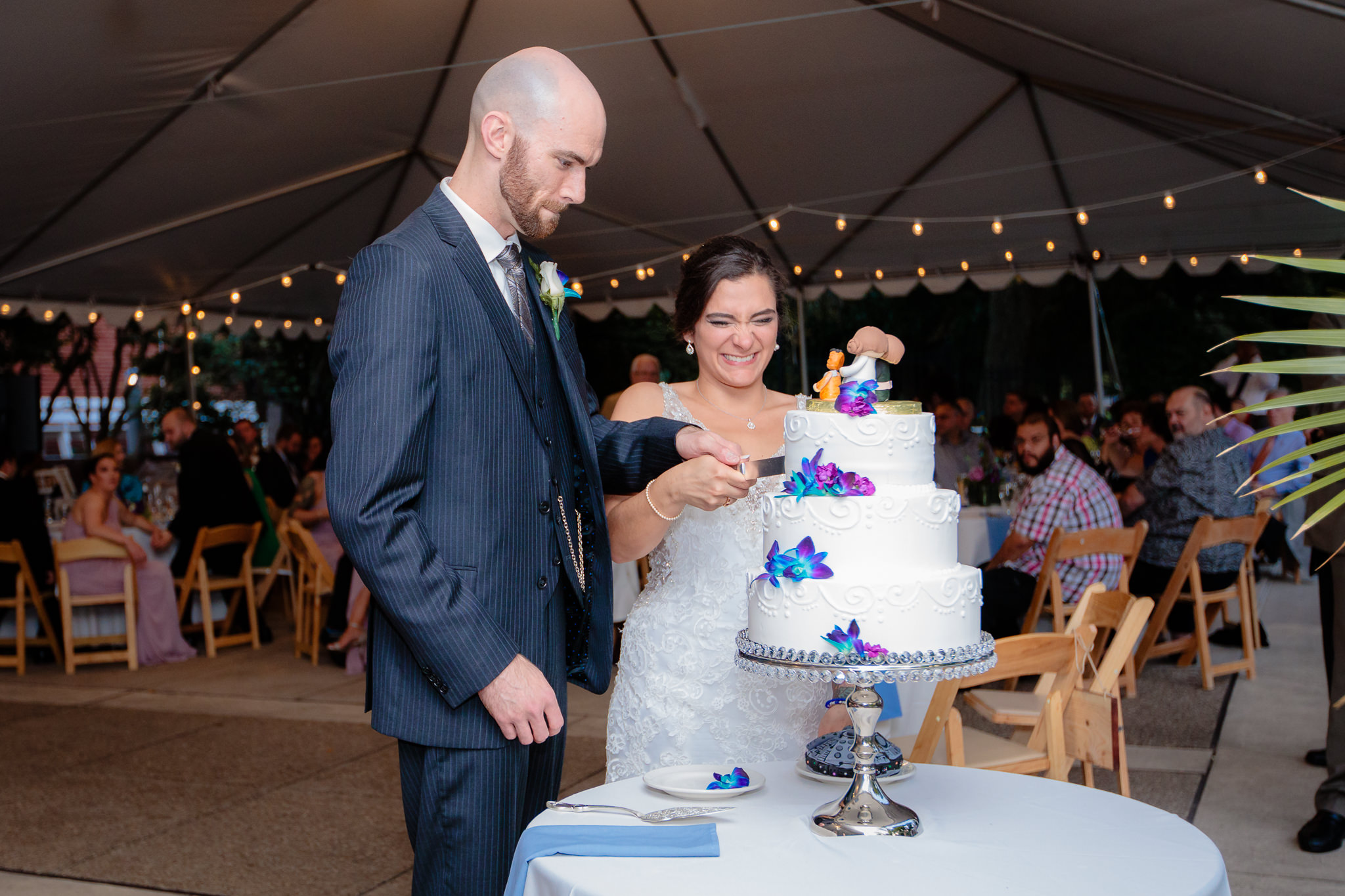 Newlyweds cut their cake by Cake It Easy at the National Aviary