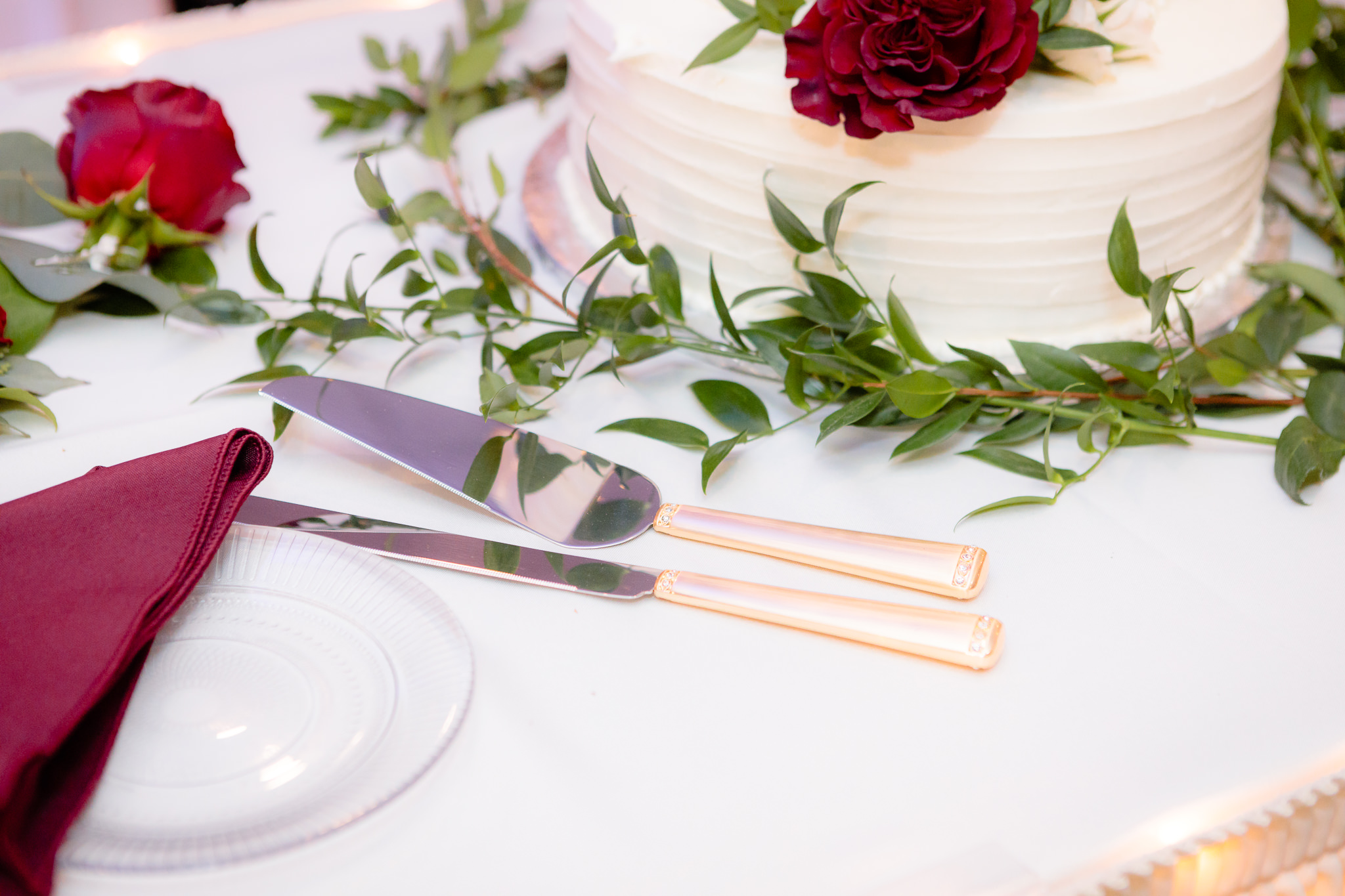 Gold cake knife and server on the cake table at a Riverside Landing wedding